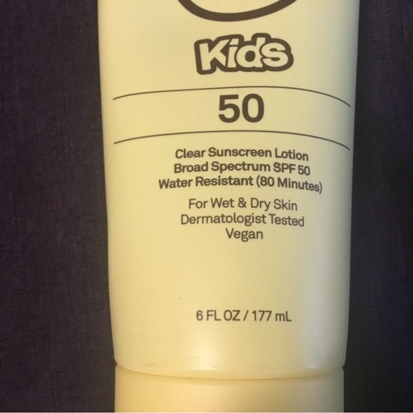 NEW SUN BUM KIDS CLEAR SUNSCREEN LOTION, SPF 50, 6 oz EXP 10/2024 (LOT Of 2) - Picture 2 of 6